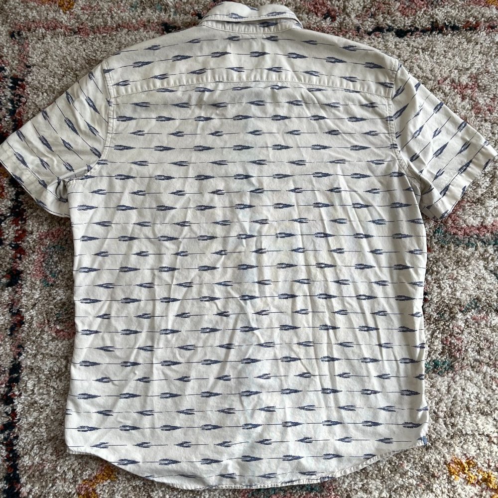 American Eagle XL Short Sleeve Button Down Arrow Blue Tan faux wood buttons - Picture 3 of 3